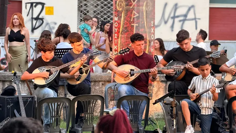 Μαθητές παίζουν μπουζούκι σε συναυλία της σχολής