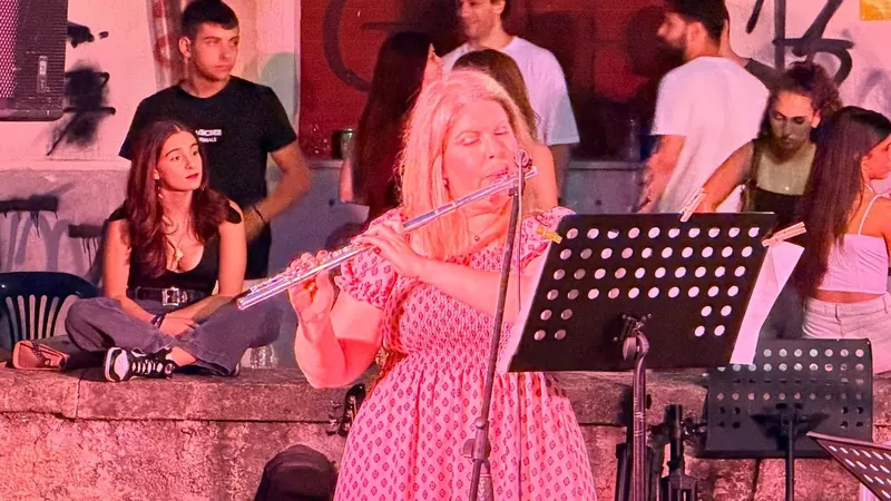 Μουσικός με φλάουτο στη σκηνή