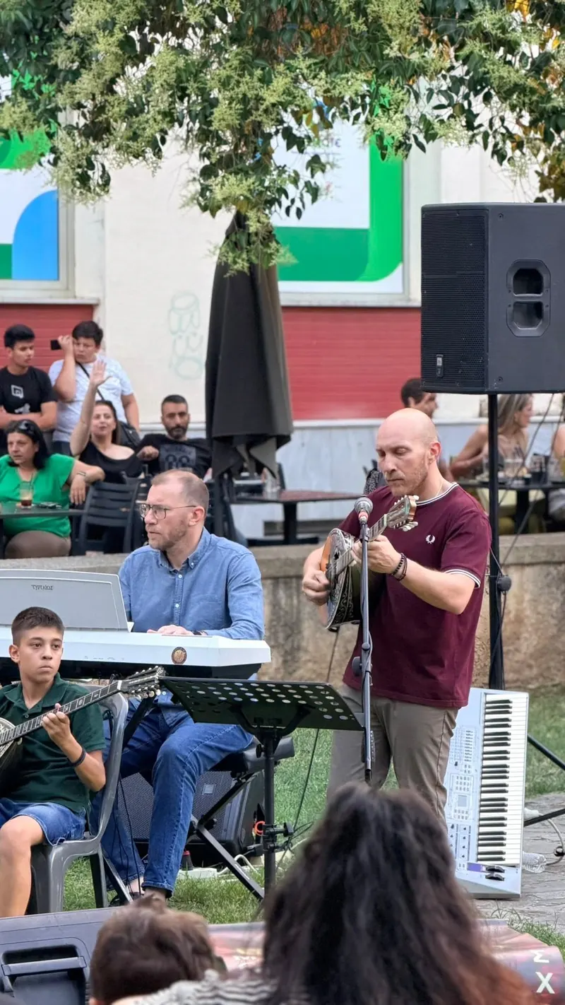 Μαθητής στα πλήκτρα σε υπαίθρια συναυλία