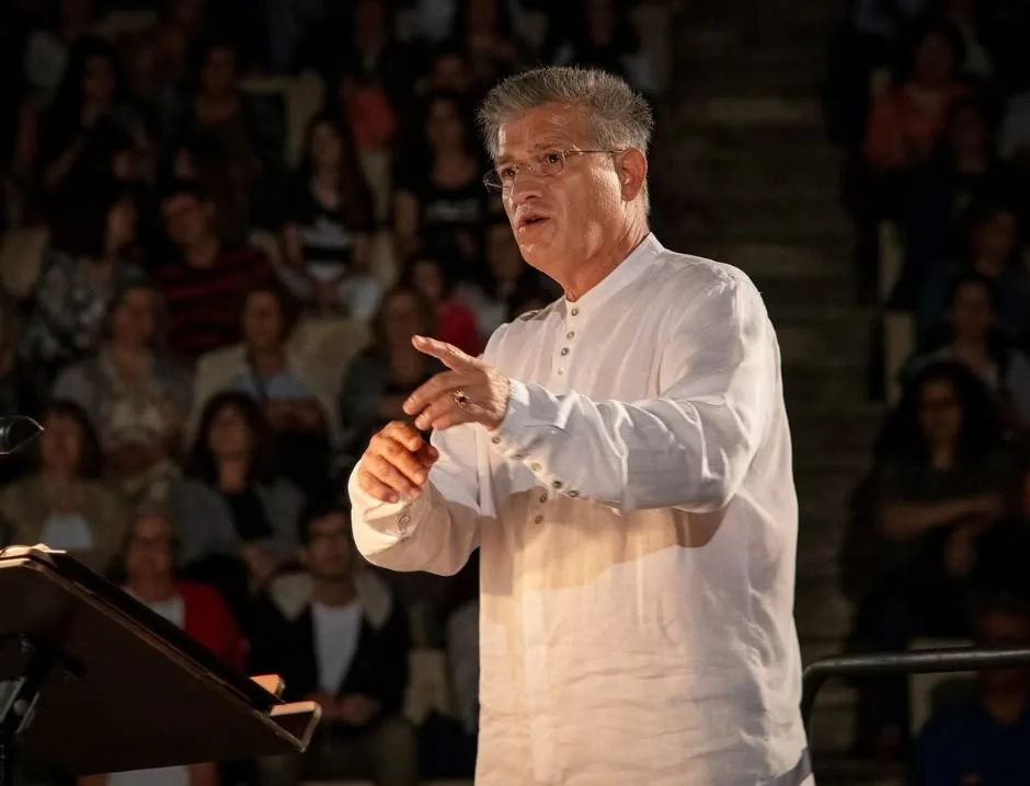 Ο αρχιμουσικός Σαράντος Κανελλάκος διευθύνει