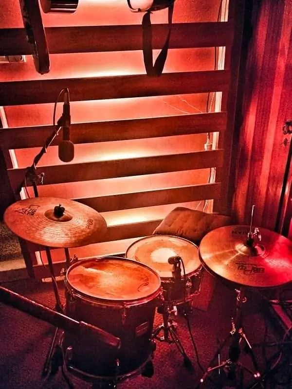 Ντραμς σε κόκκινο φωτισμό στο studio της σχολής