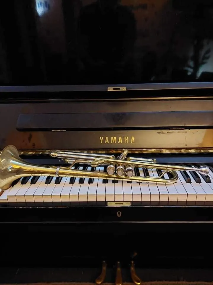 Τρομπέτα πάνω σε πιάνο Yamaha